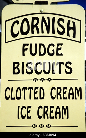 Tintagel Nahaufnahme von Zeichen Werbung Cornish Kekse Clotted Cream Ice Cream fudge Stockfoto