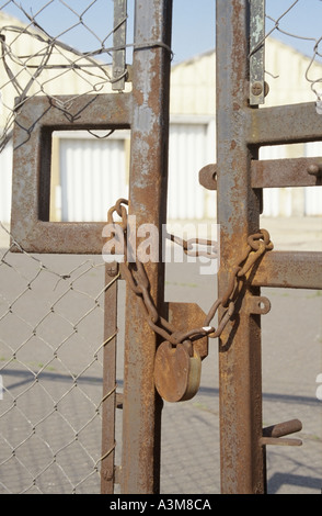 Beckton rostigen Vorhängeschloss und Kette, die Sicherung der Tore des stillgelegten Industrieanlage Stockfoto