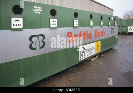 Recycling-Container für Glas befindet sich am örtlichen Behörden verweigern Website Stockfoto