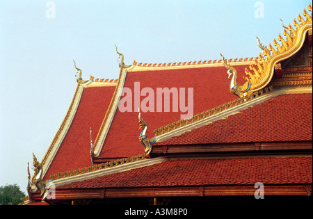 Reich verzierte vergoldete Dach Detail auf eine neue Wat Gebäude in Vientiane, Laos. DQ6a Stockfoto