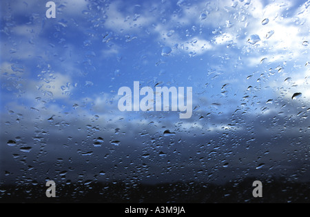 Regentropfen auf der Fensterscheibe eines Hauses in Bawdsey, Suffolk, UK. Stockfoto