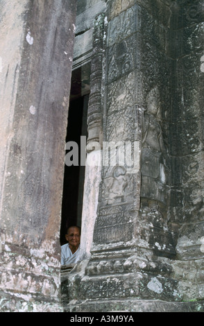 Nonne auf der oberen Ebene der Bayon-Tempel, Angkor Thom Komplex, Siem Reap, Kambodscha. Stockfoto