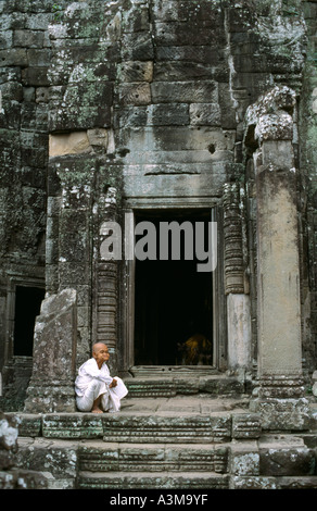 Nonne auf der Treppe von der oberen Ebene am Bayon Tempel, Angkor Thom Komplex, Siem Reap, Kambodscha. Stockfoto