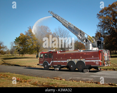 Memphis-Tennessee-Feuerwehr, die mit Feuerwehrfahrzeugen arbeitet, um mit Fernbedienungen zu üben, während sie herabfallende Blätter von Trees TN USA säubert Stockfoto