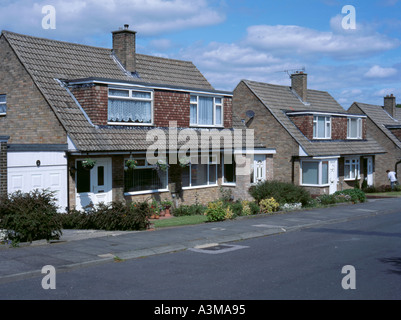 Doppelhaushälfte Ziegel gebaut, Dachgaube Fenstermodus Bungalows, England, UK. Stockfoto