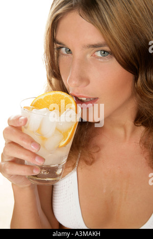 Frau trinkt gefrorenes Wasser Stockfoto