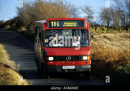 Bus-Service von Orford nach Ipswich durch die Landschaft von Suffolk in der Nähe des Dorfes Boyton. Stockfoto