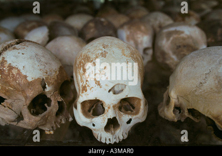 Schädel aus roten Khmer Massaker sind in einem Glasturm Denkmal bei Choeung Ek ("killing Fields") in der Nähe von Phnom Penh, Kambodscha statt. Stockfoto