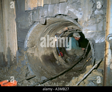 Durchbruch der Mini Tunnelbau Schild in Auffanggrube, beim Bau eines Tunnels Kanalisation, Morpeth, Northumberland, Stockfoto
