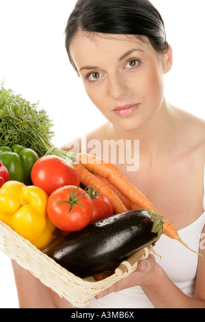 Junge Frau hält Korb mit Gemüse Stockfoto