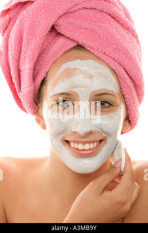 Junge Frau mit Gesichtsmaske Stockfoto