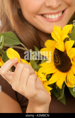 Frau mit Sonnenblume Stockfoto