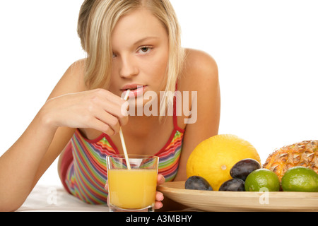 Frau trinkt Orangensaft Stockfoto