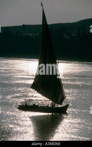 Feluke gleitet entlang Nil im Silberlicht Ägypten Stockfoto
