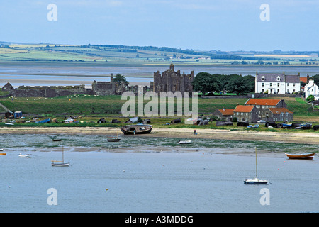 Dorf mit ruiniert Priory und Manor House Hotel, Lindisfarne Island, Großbritannien Stockfoto