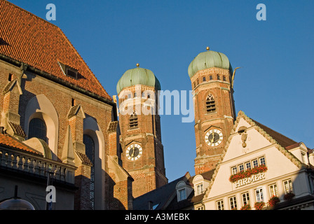 München, Bayern, Deutschland. Türme der Frauenkirche (Dom) gesehen von Neuhauserstrasse (Straße) Stockfoto