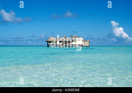 Eine Luxus-Villa-Suite über die Lagune im Soneva Gili Hotel auf den Malediven gebaut. Stockfoto