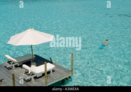 Schnorcheln vom einen Overwater-Sonnendeck in einem Luxushotel auf den Malediven. Stockfoto
