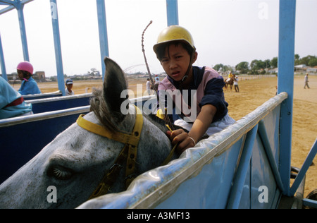 Phu Rennstrecke Tho in Ho-Chi-Minh-Stadt (Saigon) Vietnam wo Kind jockeys Miniatur Rennpferde und das Glücksspiel ist intensiv Stockfoto