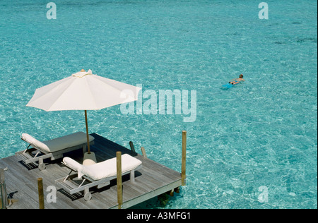 Schnorcheln vom einen Overwater-Sonnendeck in einem Luxushotel auf den Malediven. Stockfoto