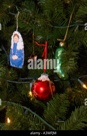Nahaufnahme der Kugel Christbaumschmuck rot grüne Tanne Baumlichter Stockfoto