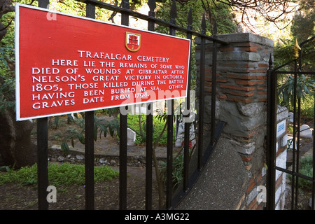 Gibraltar.  Beschreibenden Tafel am Eingang zum Trafalgar Friedhof. Stockfoto