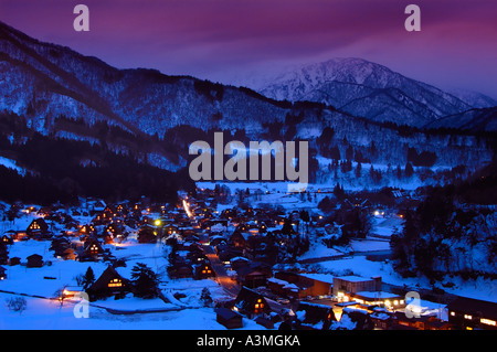 Shirakawa-Go nach Sonnenuntergang im winter Stockfoto