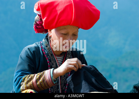 Red Zao Bergvolk Frau Näh- und arbeiten - Sapa-Resort-Stadt-Nord-Vietnam Stockfoto