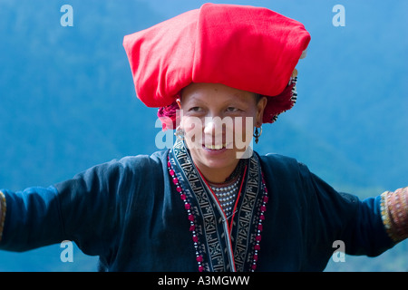 Red Zao Bergvolk Frau Näh- und arbeiten - Sapa-Resort-Stadt-Nord-Vietnam Stockfoto