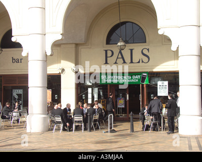 Pals-Bar und Café mit Menschen außerhalb genießen ein Getränk Ipswich Suffolk England Stockfoto