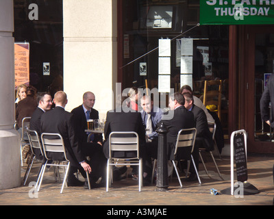 Pals-Bar und Café mit Menschen außerhalb genießen ein Getränk Ipswich Suffolk England Stockfoto