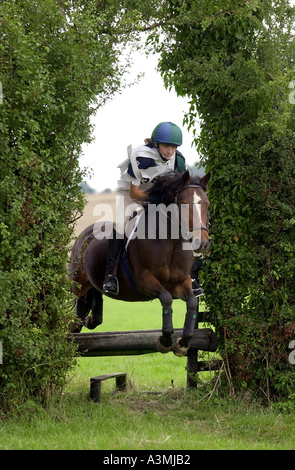 Junge Fahrer in equine Langlauf-Event in Oxfordshire auf ein New Forest Pony namens Natti Stockfoto