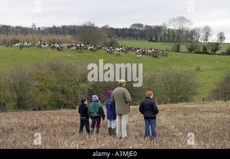 Zuschauer beobachten Reiten über Felder während der Heythrop Neujahr s Tag Jagd Jäger Stockfoto