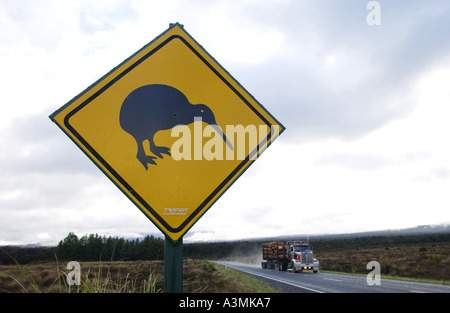 Fracht Transport LKW Pässe Straße Verkehrszeichen Ausschau nach Kiwis Nordinsel Neuseeland Stockfoto