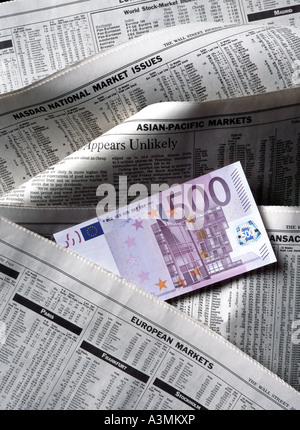 500 EURO-BANKNOTE MIT FINANZIELLEN PAPIERE Stockfoto