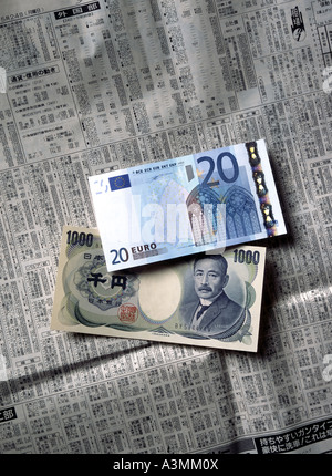 20 EURO UND 1000 YEN-BANKNOTEN AUF FINANZIELLE JAPANPAPIER Stockfoto
