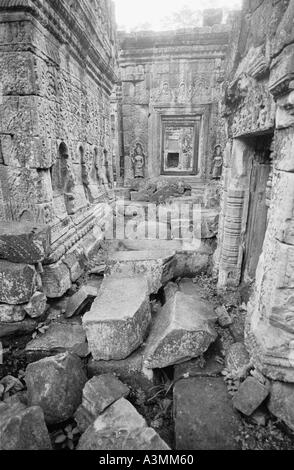 Auf der Suche nach unten die Ruinen eines Ganges an den Schläfen der Nea Prahm Angkhor Wat Kambodscha in Südostasien Stockfoto