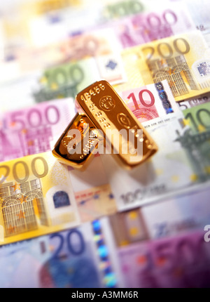 Zwei goldene Balken auf Euro-Banknoten Stockfoto