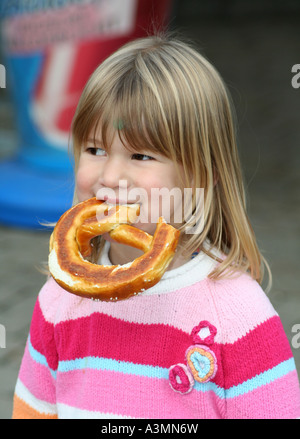 kleines Mädchen ein Stück Brot mit den Händen essen Stockfoto