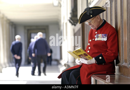 Chelsea Rentner sitzen außerhalb der Royal Hospital Chelsea London Stockfoto