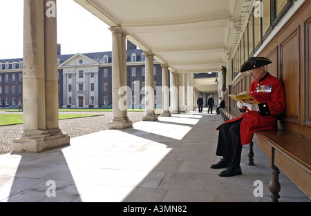 Chelsea Rentner sitzen außerhalb der Royal Hospital Chelsea London Stockfoto