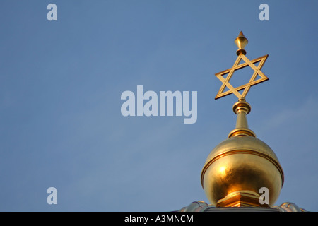 Goldener Davidstern auf einem blauen Himmel in Berlin Deutschland Stockfoto