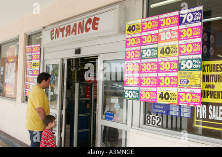 Miami Florida, Westchester, Toys R US, Eingang, Vorderseite, Geschäft schließen Verkauf, Rabatte, Hispanic Latino ethnische Einwanderer Minderheit, Vater Vater Vater, Stockfoto
