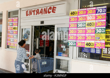 Miami Florida, Westchester, Toys R US, Eingang, Vorderseite, Geschäft schließen Verkauf, Rabatte, Hispanic Latino ethnische Einwanderer Minderheit, Mutter Mutter Mutter Mutter, Stockfoto