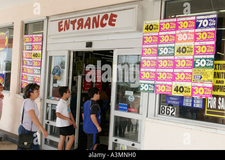 Miami Florida, Westchester, Toys R US, Eingang, Vorderseite, Geschäft schließen Verkauf, Rabatte, Hispanic Latino ethnische Einwanderer Minderheit, Mutter Mutter Mutter Mutter, Stockfoto