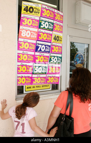 Miami Florida, Westchester, Toys R US, Eingang, Vorderseite, Ladenabschluss, Rabatte, Mutter Mutter Mutter, Eltern, Erwachsene Erwachsene, Frau Frauen weibliche Dame, Tochter Stockfoto