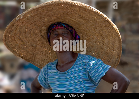 Porträt der Frau Markt Händler tragen großen Strohhut Ghana, Westafrika Stockfoto