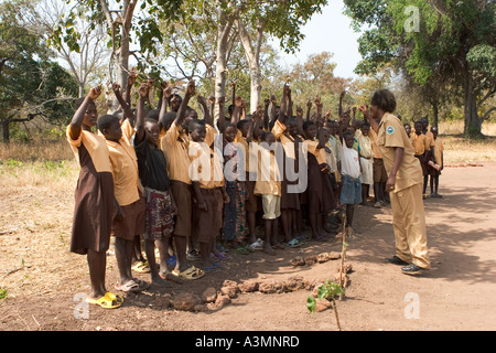 Gemischte Gruppe von Schülerinnen und Schülern für Natur-Klasse, Murugu Dorf, Nordghana montiert Stockfoto