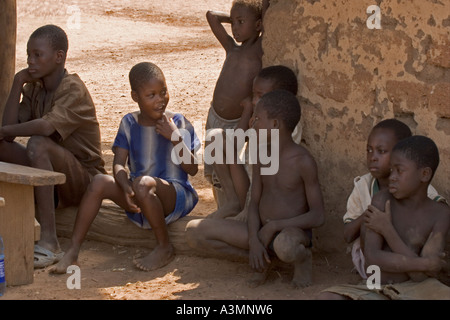 Gemischte Gruppe von 7 Dorfkinder aus Ghana mit einem Mädchen ein Lokalmatador beäugte Stockfoto