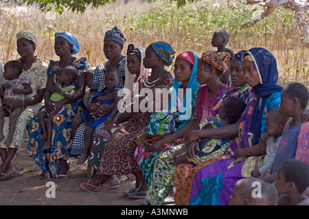 Gruppe junger Mütter mit ihren Babys an Dorfversammlung im Norden Ghanas Stockfoto